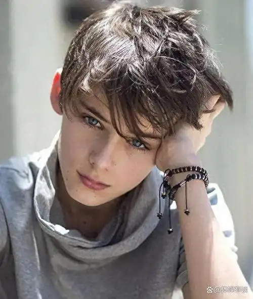 然而,不少人看到威廉的照片后却感觉似曾相识.