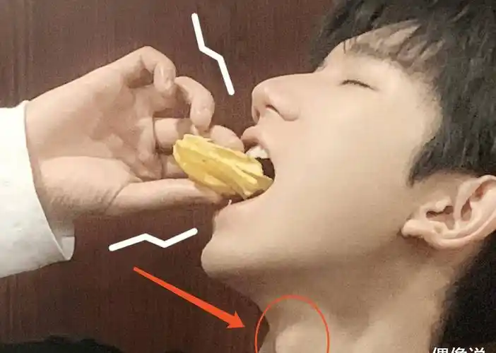 王源和杨紫比赛吃薯片,一口塞三片,侧脸帅气喉结才是亮点_小孩子_音乐