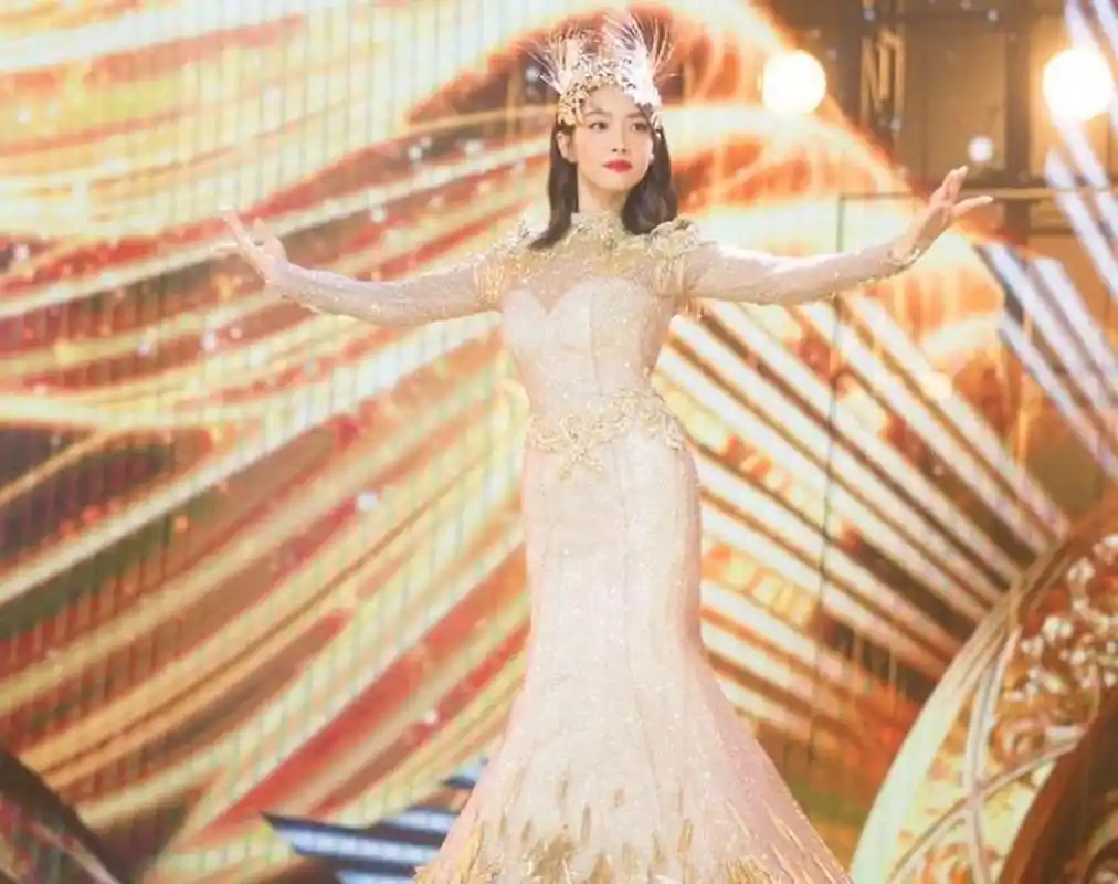 宋茜金鹰女神造型,身材很好,礼服内衬有些厚重