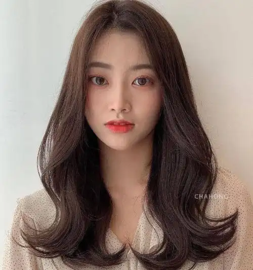 这款长卷发,发尾烫成外翘卷,多了几分减龄可爱感,头发中分会更清爽一