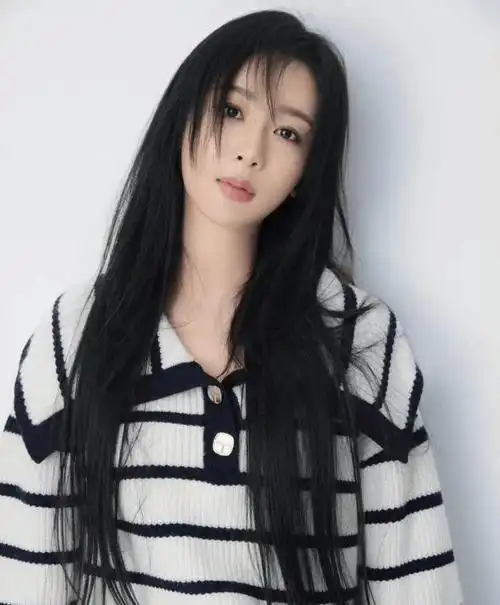 杨紫私服造型出圈,又美又实用_牛仔_气质_年龄