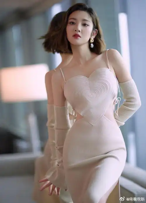 造型##唐艺昕卡奇色吊带造型#唐艺昕一身卡奇色吊带裙,完美展现出身材