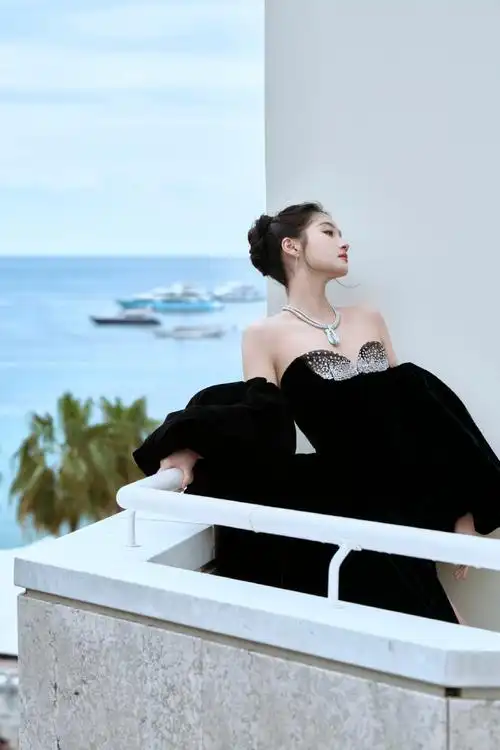 关晓彤超话#关晓彤黑天鹅高定#重工丝绒勾勒法式浪漫与优雅.