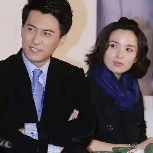 她是靳东隐藏12年的老婆!二婚嫁"男神"优雅又迷人_黑色_李佳_气质