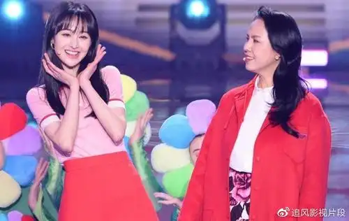 疑似也是宋歌相邀,而宋歌的诸多影视圈朋友也与郑爽关系良好