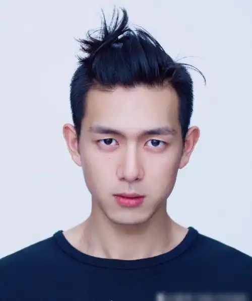 本以为证件照很丑,直到看到李现的证件照,确定不是抠图来的?_网易订阅