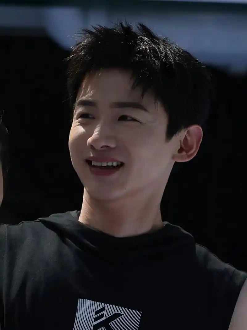 白敬亭活动生图 这么强的阳光照射下,这样状态,挺不错了.