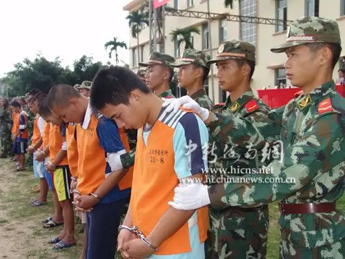 三亚警方公捕14名嫌犯 17岁少年结伙"两抢"