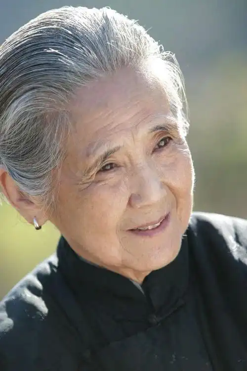 鲁圆就是这样一位演员,1928年出生的她在55岁的时候才初登银幕.