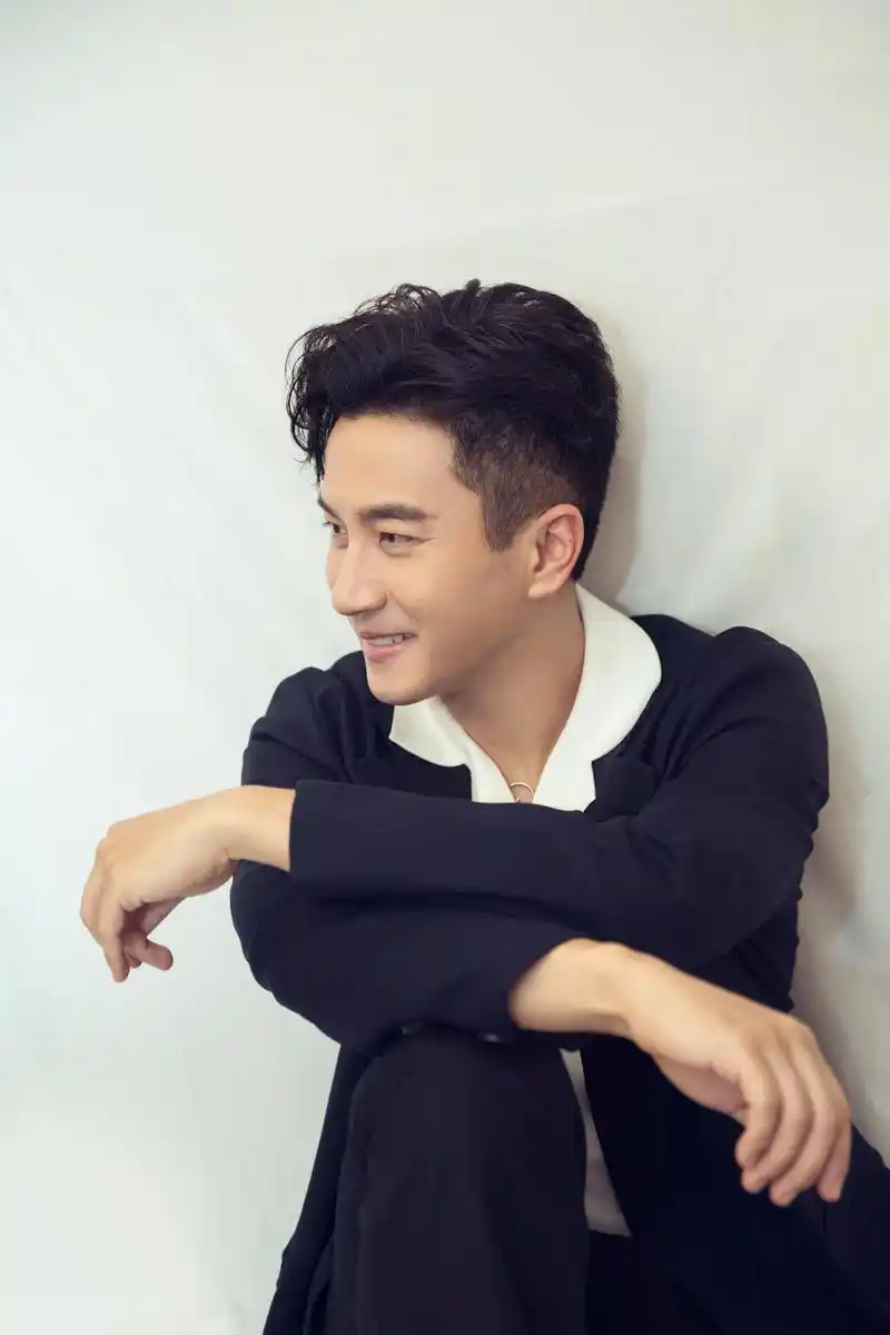 刘恺威  刘恺威跨界歌王 本周是随性儒雅的黑白配,用温柔的眼神和暖