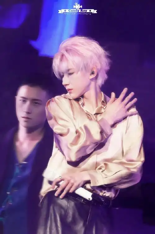 王源粉色双辫##王源看到了穿婚纱来的粉丝