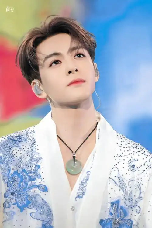 曾舜晞官宣加盟江苏卫视跨年##微博之夜首波阵容