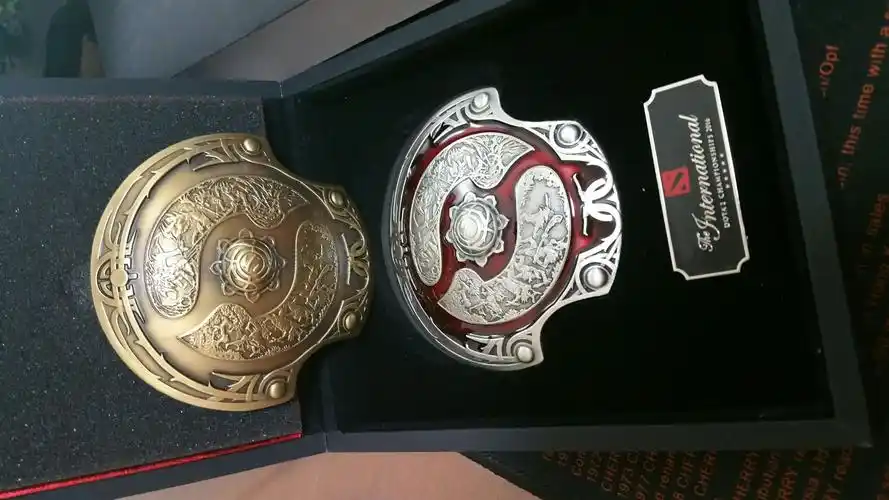 问下冠军盾这东西值钱么制作怎么样