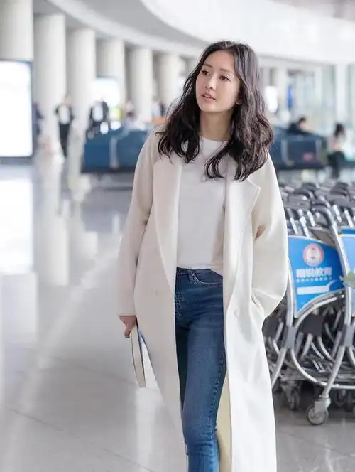 38岁王鸥走机场,穿针织衫牛仔裤清爽大方,可惜选错发型太减分