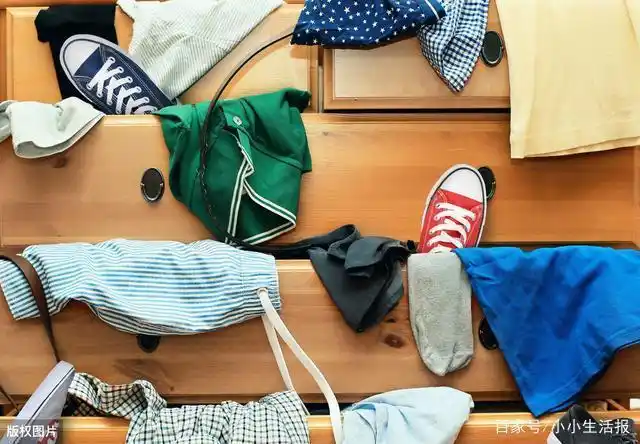 女生宿舍有多乱?衣柜衣服乱丢乱放,教你一招,拥有干净宿舍