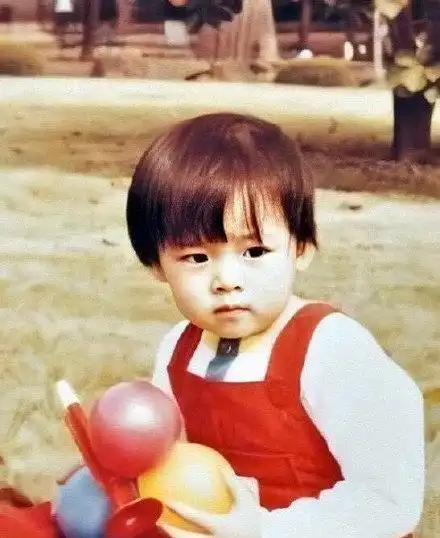 孙艺珍童年照曝光 留齐肩短发俏皮可爱