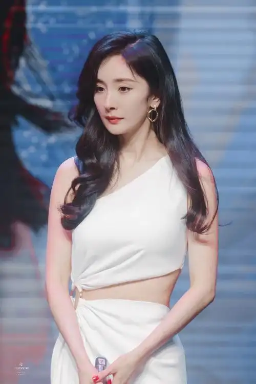 杨幂腰部线条##杨幂斜肩露腰开叉长裙