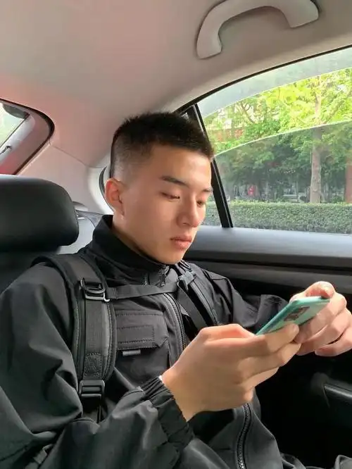 网友抓拍寸头高中体育生,值你得你细品!