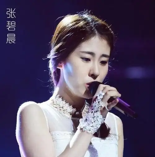 张碧晨女儿学校被偶遇,5岁华迎辰就读国际学校,酷似爸爸华晨宇