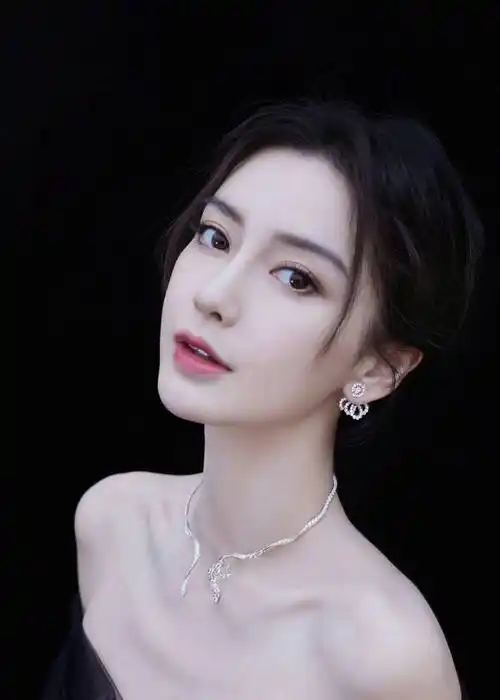 杨颖最新写真媚态十足!她肤白貌美浓妆艳抹性感妖艳