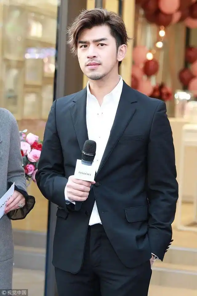 陈柏霖黑色西装白衬衫 帅气绅士