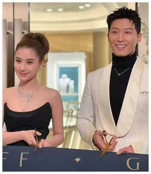 原创何超莲窦骁杭州合体现身何超莲风姿绰约夫妻同框鲜艳夺目