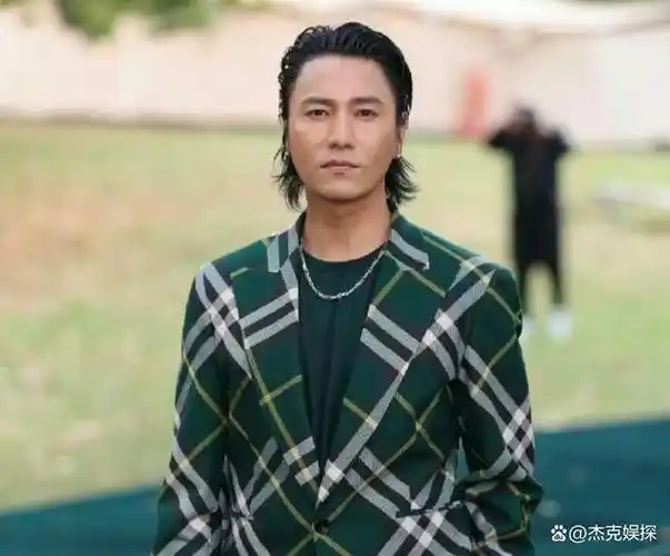 陈坤带21岁儿子参加时装周,父子俩坐前排看秀,像兄弟一样相处