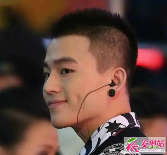 两边推掉的短发型帅气又自信的男孩短发图,青少年短发发型男帅气,简单