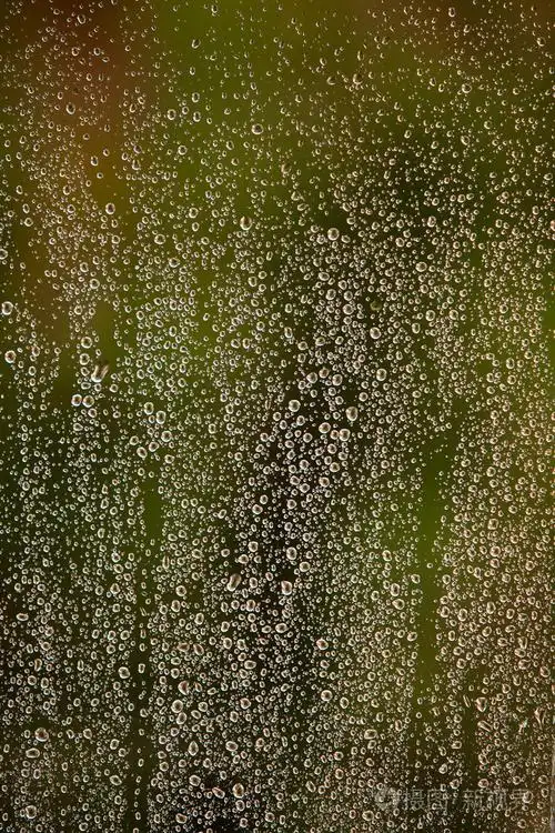 水滴在窗户玻璃上,雨后