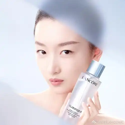 看周冬雨用「兰蔻极光精华水」灵魂成分榉木芽精粹,由内而外加速焕新