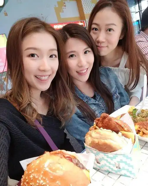 郭佳文拿出一张自己和女友在家里一起吃晚饭庆祝新年的照片.