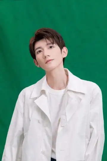 王源帅气休闲迷人写真