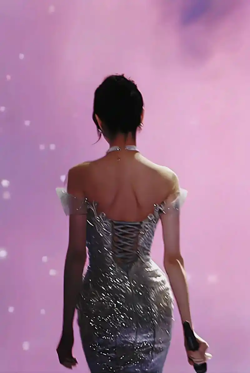 28岁的她缓缓走下舞台与台下的玫红海相拥   29岁的野玫瑰 - 抖音