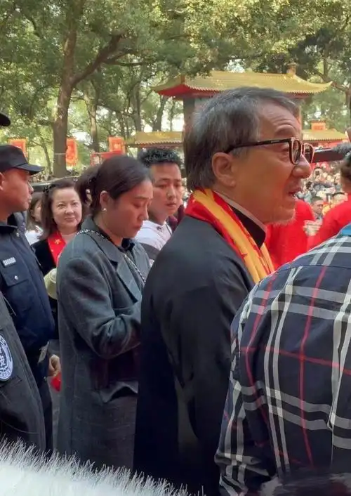 70岁成龙近况苍老很多头发胡子全白了笑着打招呼手上青筋暴起