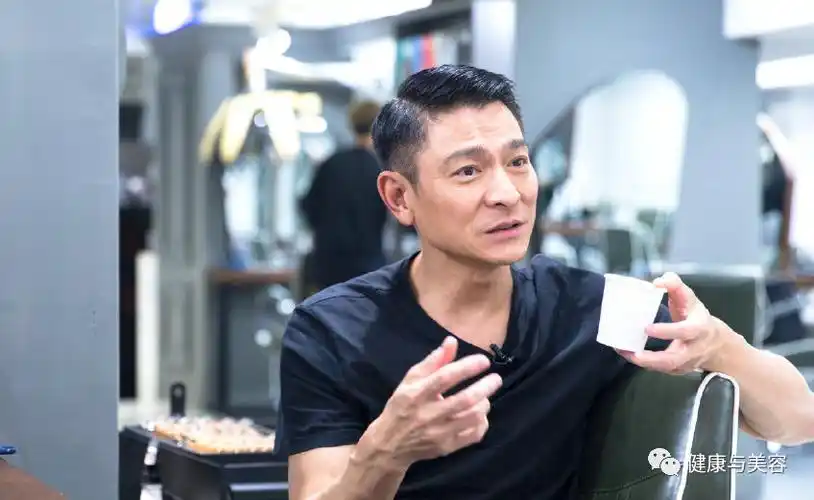 58岁刘德华吃素6年,曾经是理发师的他说出防脱秘籍!