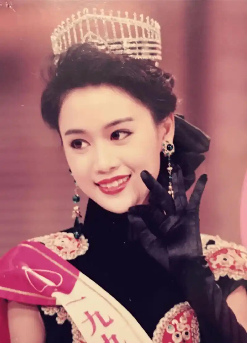 梁小冰:从逆境中绽放的坚韧之美 梁小冰,这位曾经的香港小姐,用她的