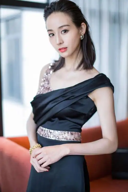 张钧甯早年出席活动身穿黑色吊带礼服满满的都是成熟女人气息