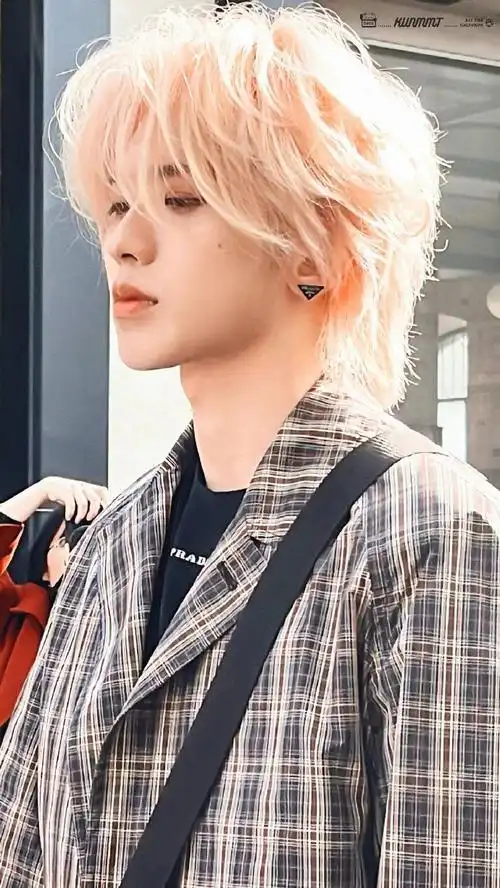 蔡徐坤米兰随拍##蔡徐坤米兰玫瑰金发随拍