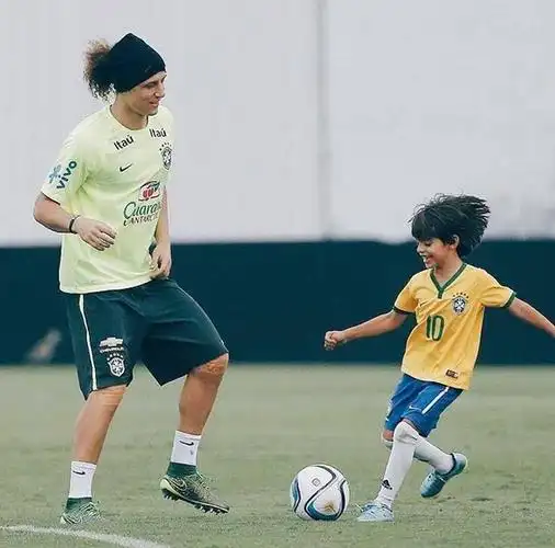 其乐融融卡卡与儿子一起训练