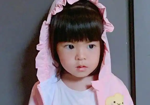 都说波妞够美了看杨幂女儿小糯米近照才晓得啥是青出于蓝