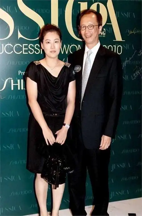 不是吧!前任和现任简直是一个模子刻出来,这些男明星可真是会玩