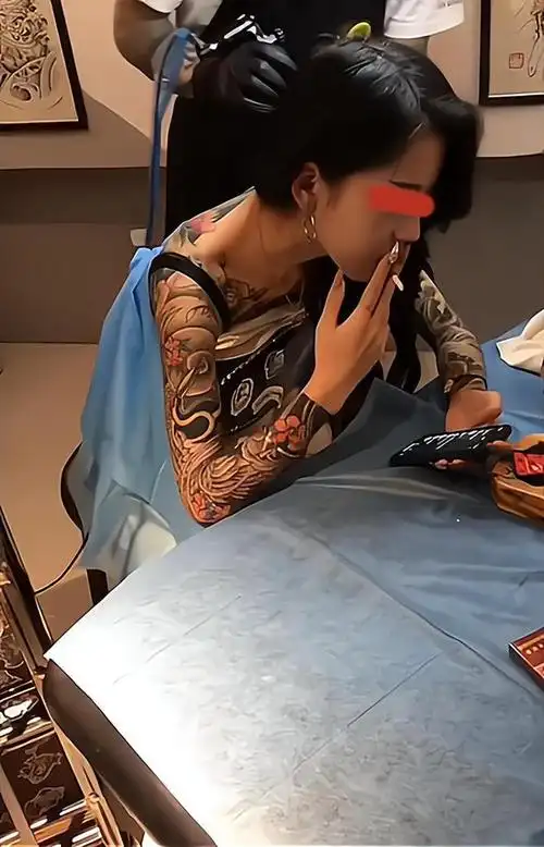 社会大姐叼着烟纹身背上露出一朵红莲花来了3次从来不给钱