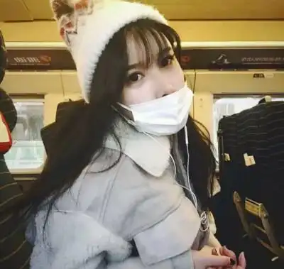 女生戴帽子口罩