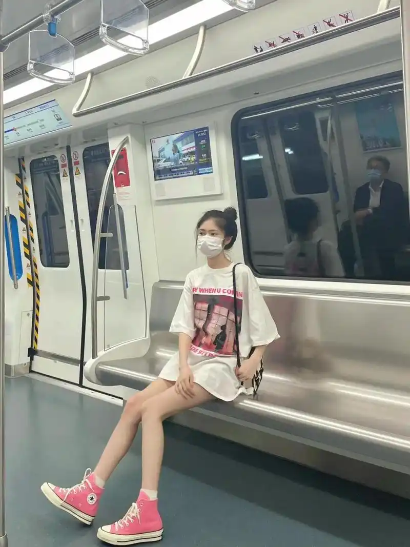 地铁出站的漂亮女孩,穿着很时尚,身材苗条,面容娇美,妥妥的美少女