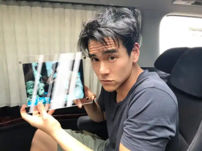 彭于晏晒出幕后照