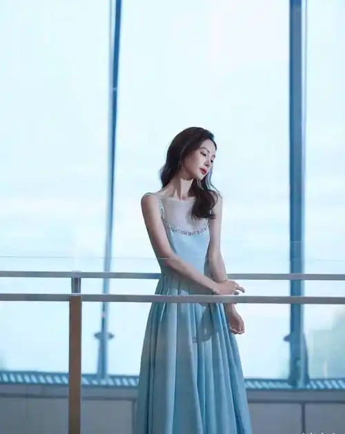 原创金晨参加活动玩锁骨杀身着露肩不规则晚礼裙优雅尽显迷人魅力