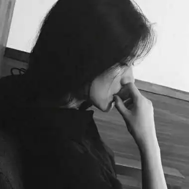 黑白头像女生伤感 高清好看的黑白头像女生伤感