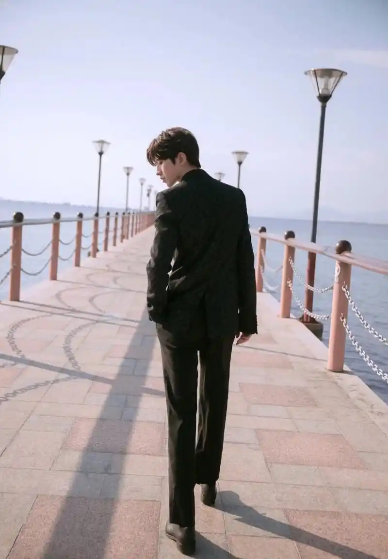 娱乐最前沿# 蔡徐坤背影,坤坤的宽肩窄腰,是让人心动又有安全感的