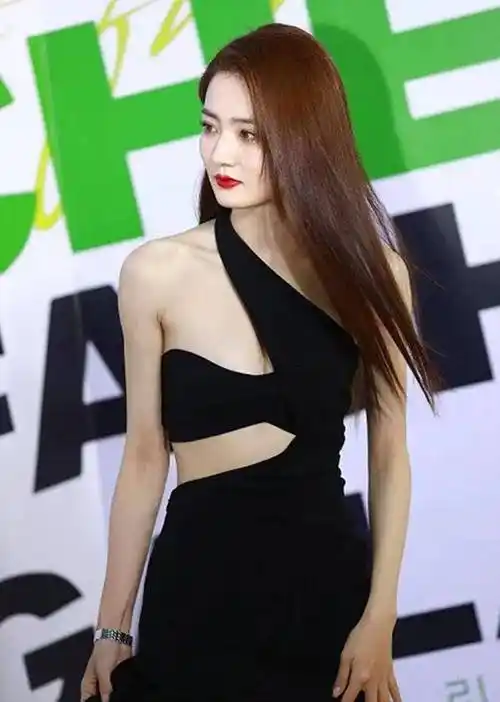 原创徐璐生图状态不错身穿撕裂镂空长裙秀出没有赘肉的好身材