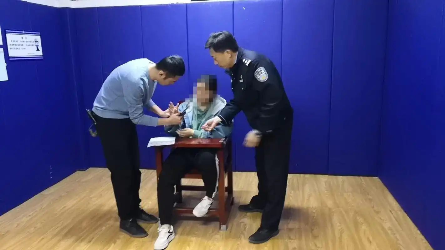 警方依法审讯犯罪嫌疑人.